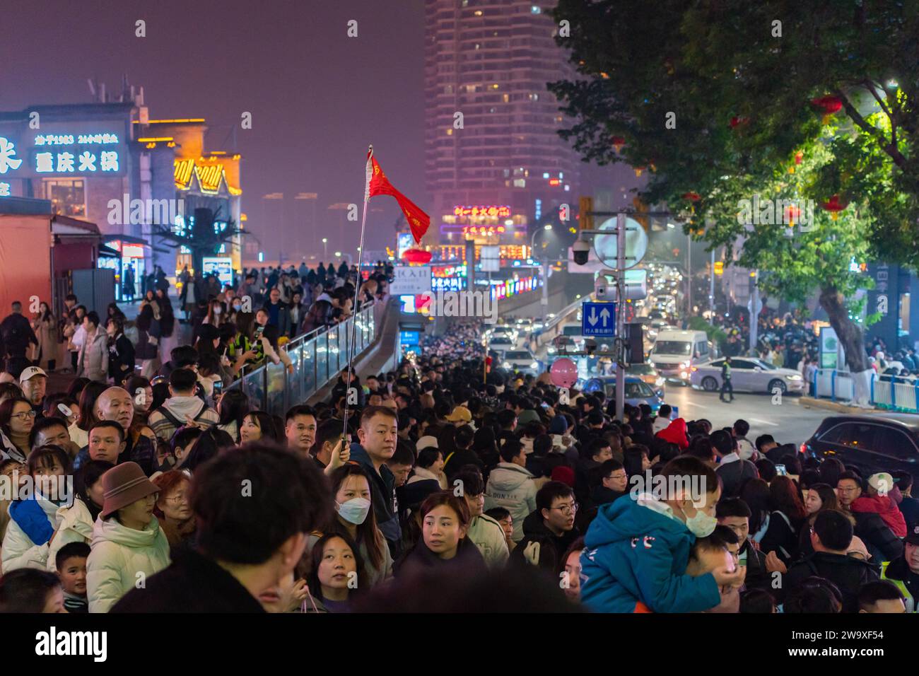 CHONGQING, CHINA - 30. DEZEMBER 2023 - Touristen versammeln sich am Hongyadong Scenic Spot während der Neujahrsferien in Chongqing, China, 30. Dezember 2023. Stockfoto