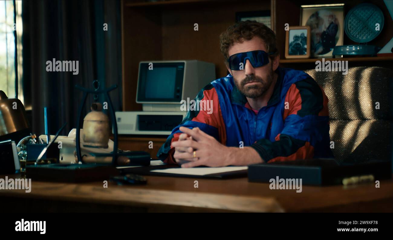 Air (2023) von Ben Affleck, der auch als Nike Mitbegründer Phil Knight in einem Film über die Entwicklung des legendären Air Jordan Basketballschuhs auftritt. Werbung noch ***NUR REDAKTIONELLE VERWENDUNG***. Quelle: BFA/Amazon Studios Stockfoto