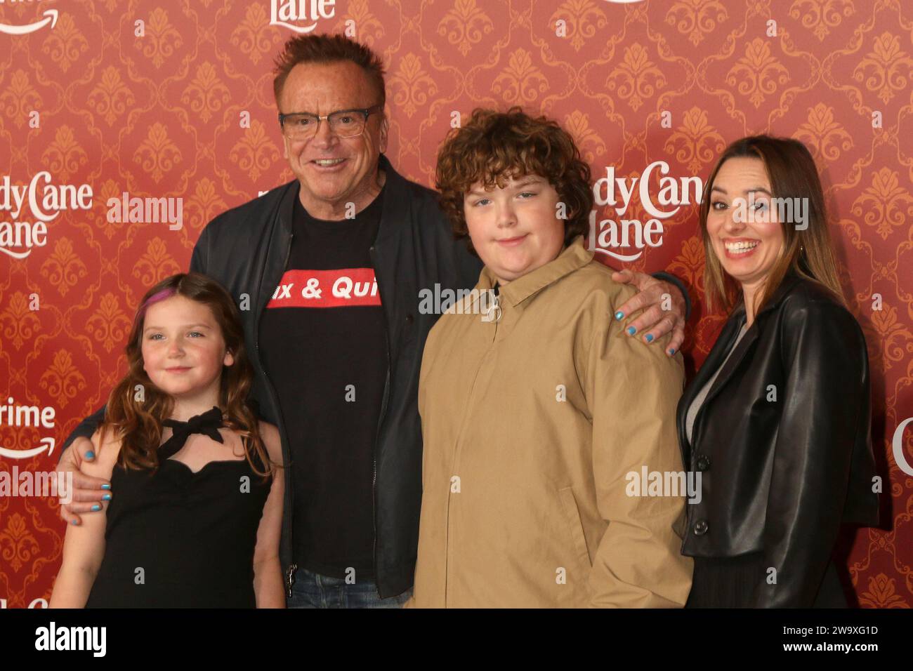 Candy Cane Lane World Premiere am 28. November 2023 im Village Theater in Westwood, KALIFORNIEN mit: Tom Arnold, Familie Where: Westwood, Kalifornien, Vereinigte Staaten Wann: 29. November 2023 Credit: Nicky Nelson/WENN Stockfoto