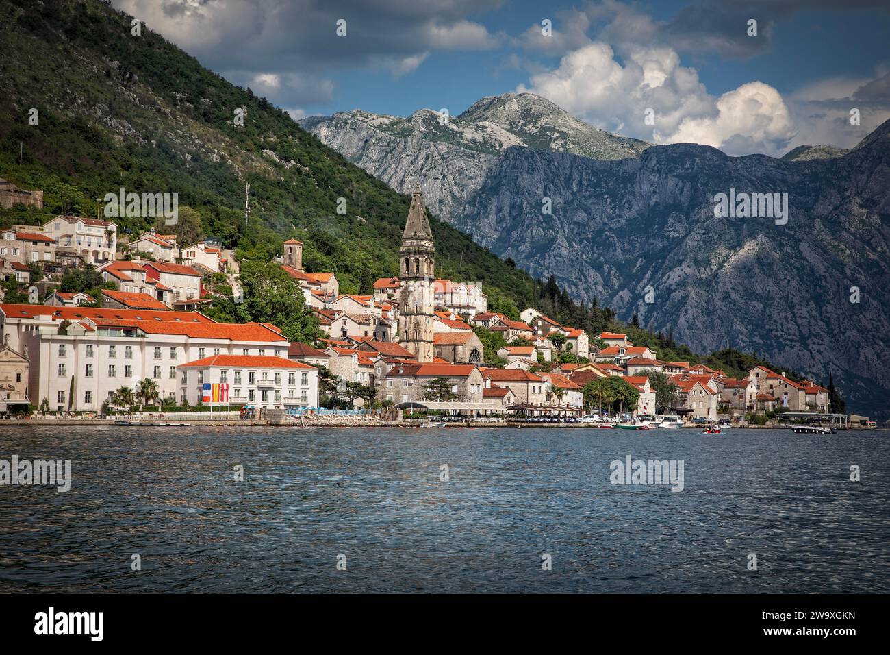 Historisches Perast am Ufer der Bucht von Kotor, Montenegro. Stockfoto