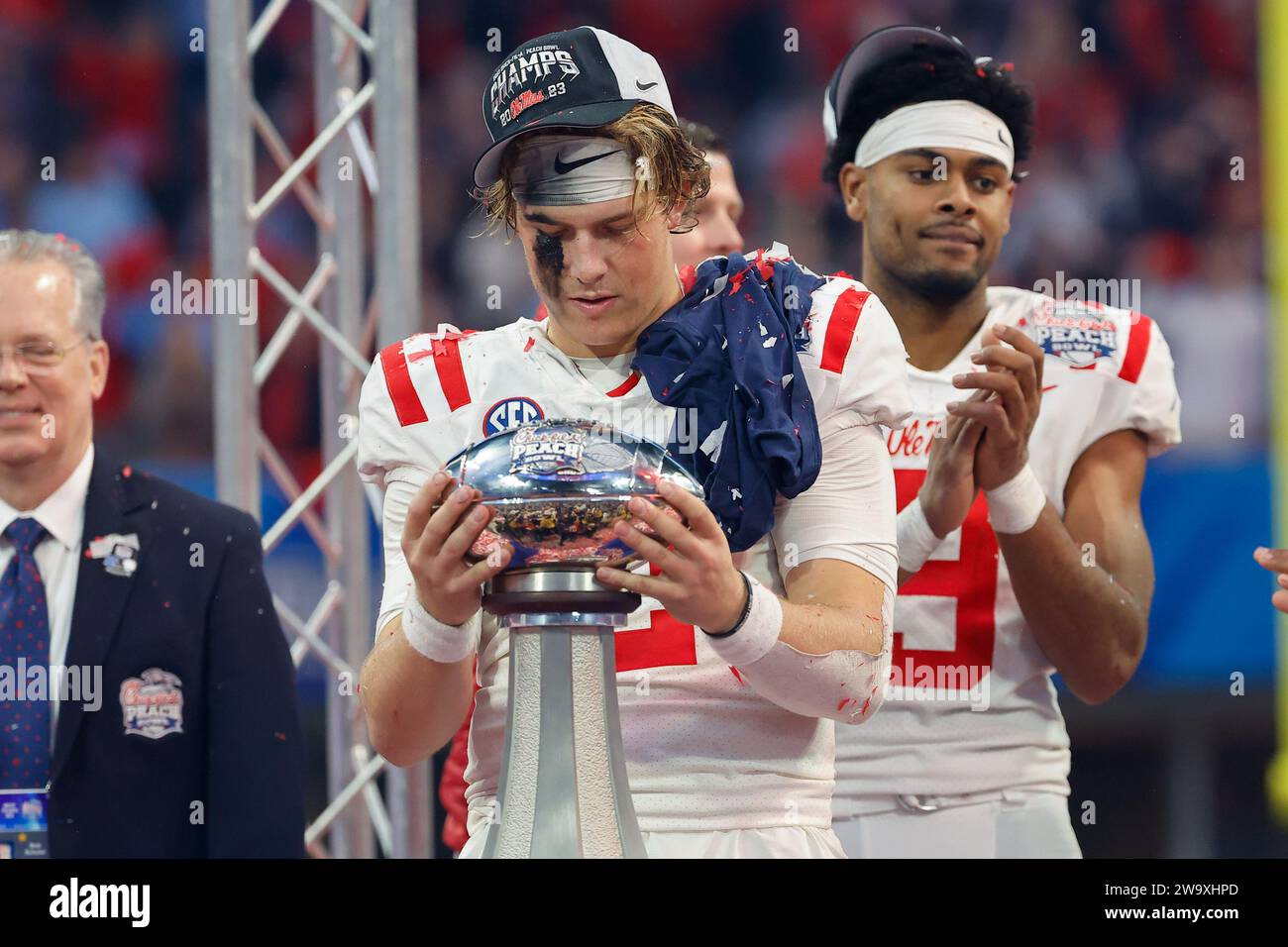 Atlanta, Georgia. Dezember 2023 30. Jaxson Dart von Ole Miss gewinnt im Mercedes-Benz Stadium in Atlanta, Georgia die Trophäe Chick-Fil-A Peach Bowl. OLE Miss besiegt Penn State, 38-25. Cecil Copeland/CSM/Alamy Live News Stockfoto