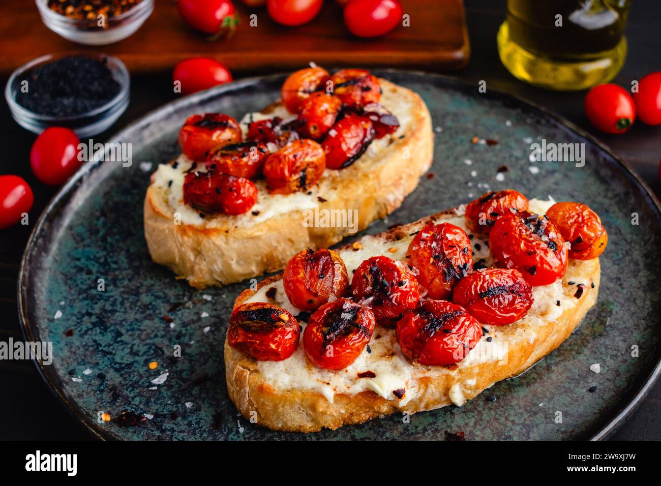 Mascarpone Toast mit Burst Tomaten: Knusprige Brotscheiben mit cremigem ...