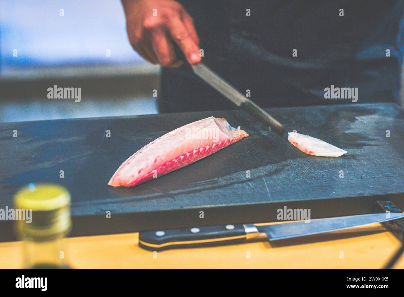 Köchin macht japanische Reissushi in einem japanischen Restaurant Stockfoto