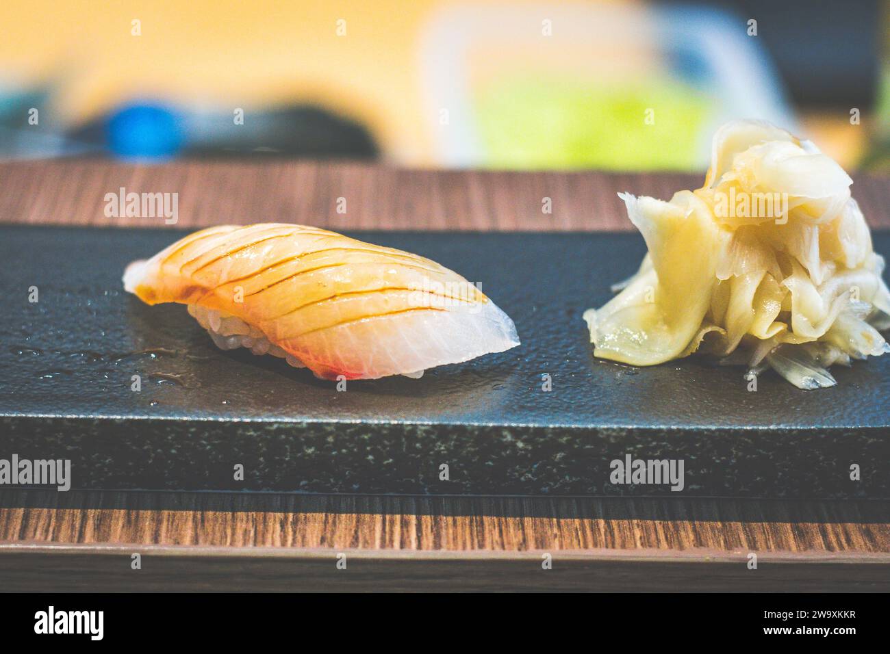 Eine Portion japanisches Nigiri-Reis-Sushi mit japanischem eingelegtem Ingwer Stockfoto