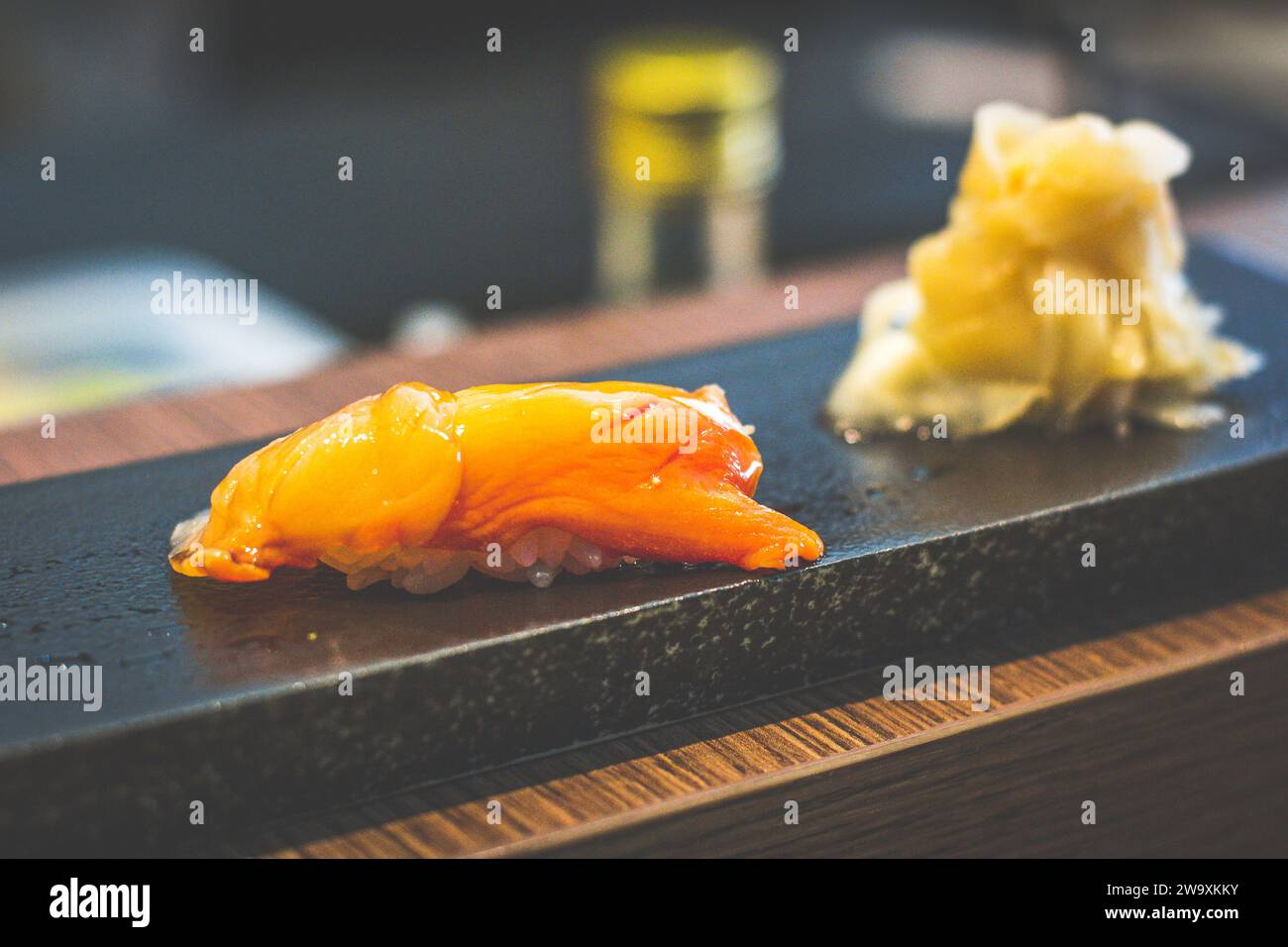 Eine Portion japanisches Nigiri-Reis-Sushi mit japanischem eingelegtem Ingwer Stockfoto