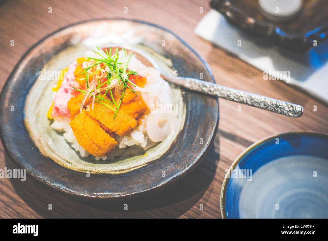 Eine Portion Bara Chirashi mit Uni Seeigel, Thunfisch und Ikura Lachsrogen Stockfoto