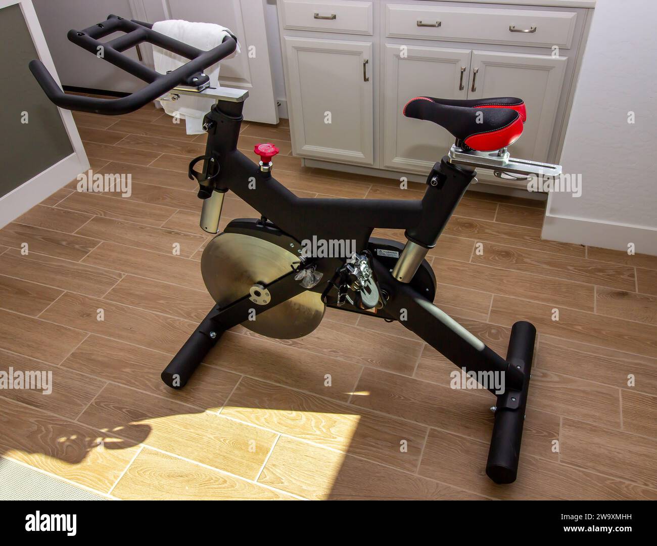 Verstellbares Heimtrainer Im Fitnessraum Stockfoto