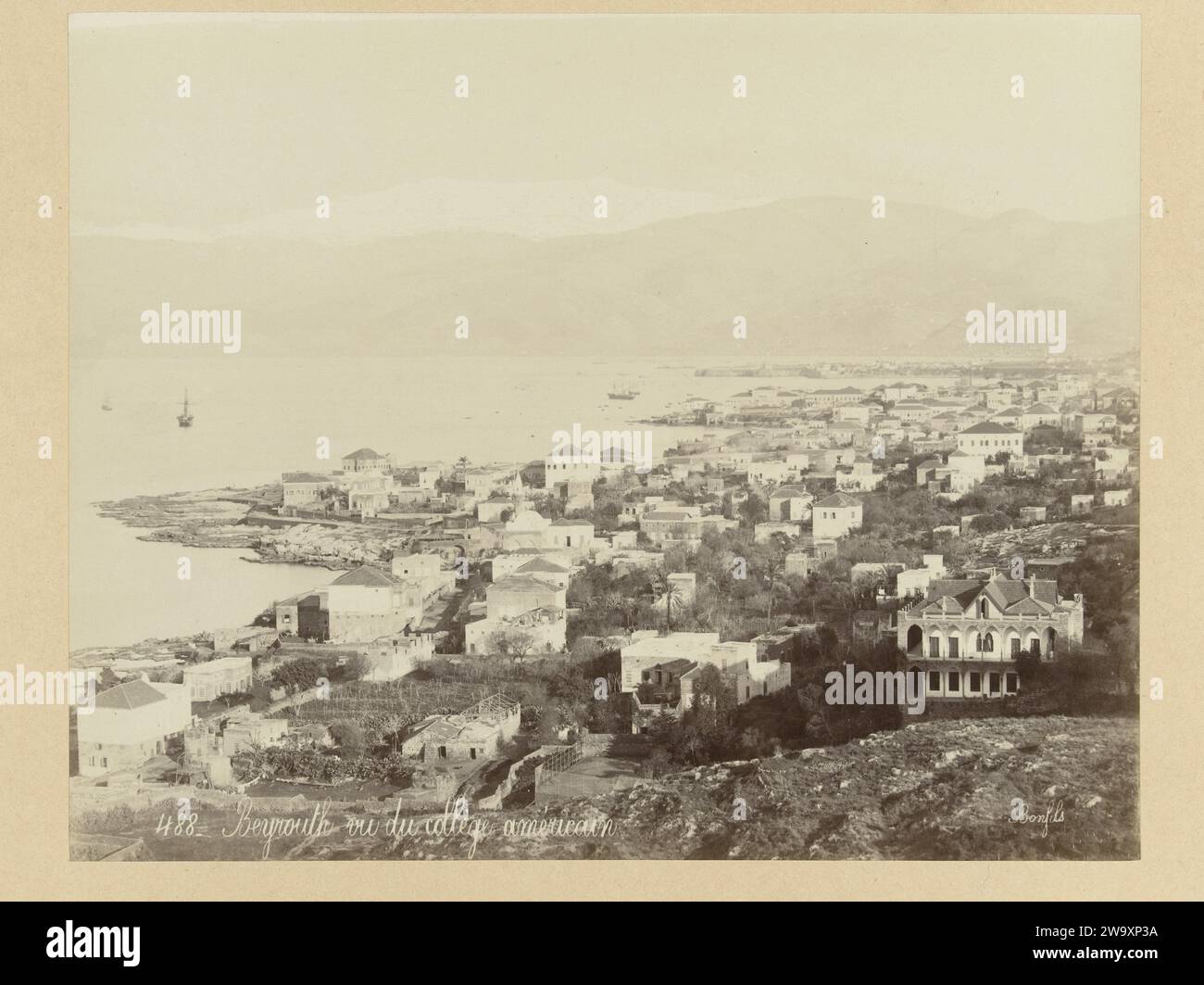 Blick auf Beirut, ca. 1867 - ca. 1877 Fotografie Teil einer Gruppe von Fotos, die der Fotograf Richard Polak auf Reisen gesammelt hat. Dieses Foto wurde zusammen mit anderen Fotos ausgestellt, die er auf seinen Reisen am Rotterdamschen Kunstkring (1895), bei Arti und Amicitiae in Amsterdam (1897-1898?) gesammelt hat. Und Societeit 't Collegie in Kampen (Datum für die Zeit ist unbekannt). Papier des Osmanischen Reiches. Karton mit Albumendruck, Stadtblick im Allgemeinen; „Veduta“ Beiroet Stockfoto