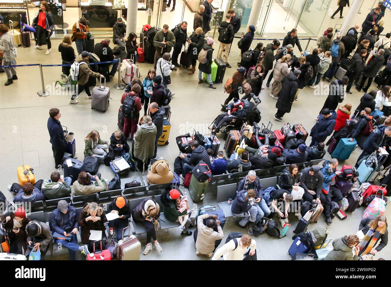 London, Großbritannien. Dezember 2023 31. Gestrandete Passagiere werden am 30. Dezember 2023 am Bahnhof St Pancras in London, Großbritannien, abgebildet. Eurostar-Züge von und nach London wurden am Samstag eingestellt, nachdem ein Tunnel unter der Themse überschwemmt wurde und Tausende von Fahrgästen vor Silvester gestürzt wurden. Quelle: Xinhua/Alamy Live News Stockfoto