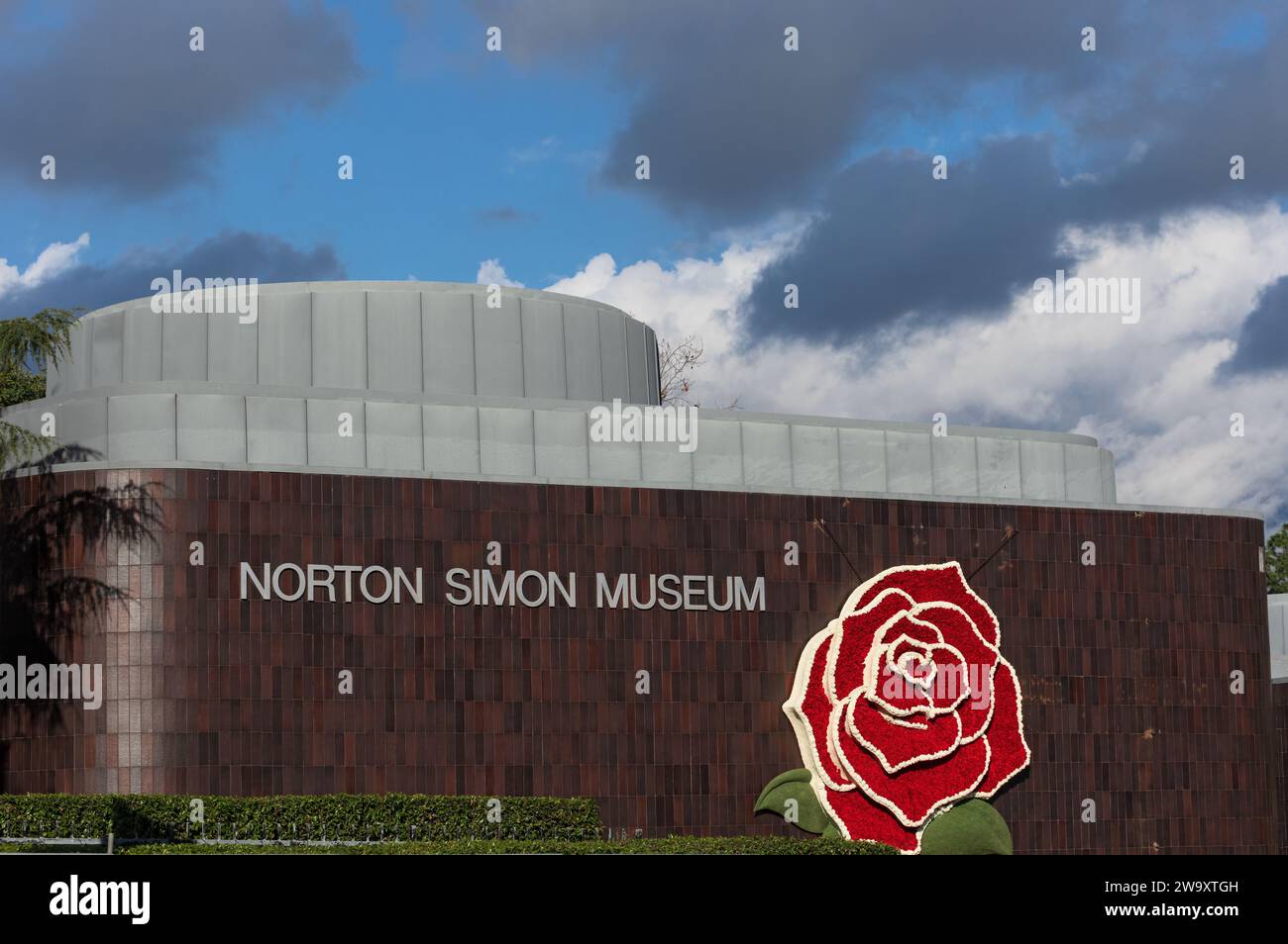 Das Norton Simon Museum mit Blick nach Norden zeigt ein Blumenarrangement in Form einer Rose. Stockfoto