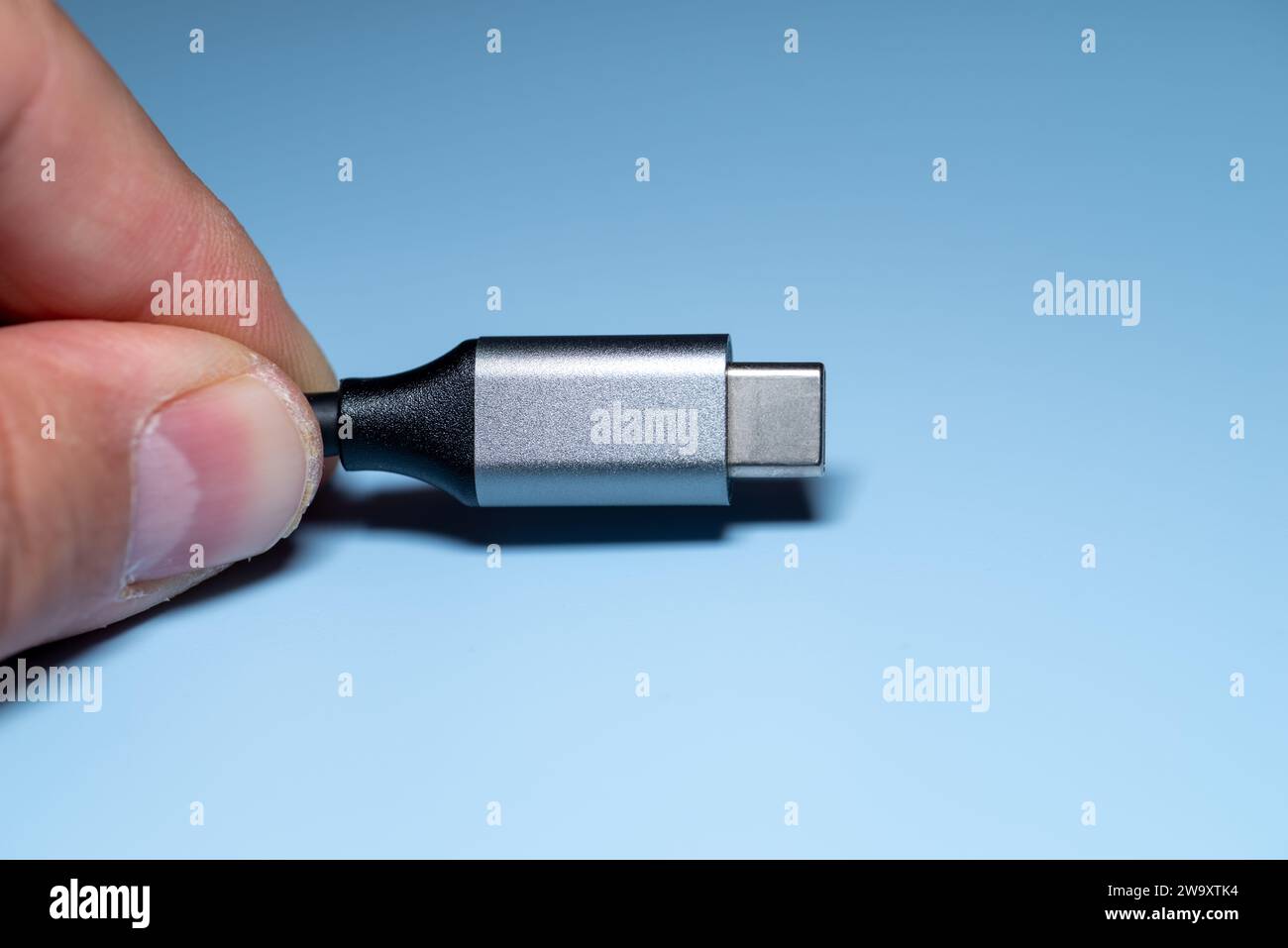 LAUT EU WIRD USB-TYP-C AB 2024 ZU EINEM GEMEINSAMEN STANDARD FÜR LOKALE ELEKTRONISCHE GERÄTE WERDEN Stockfoto