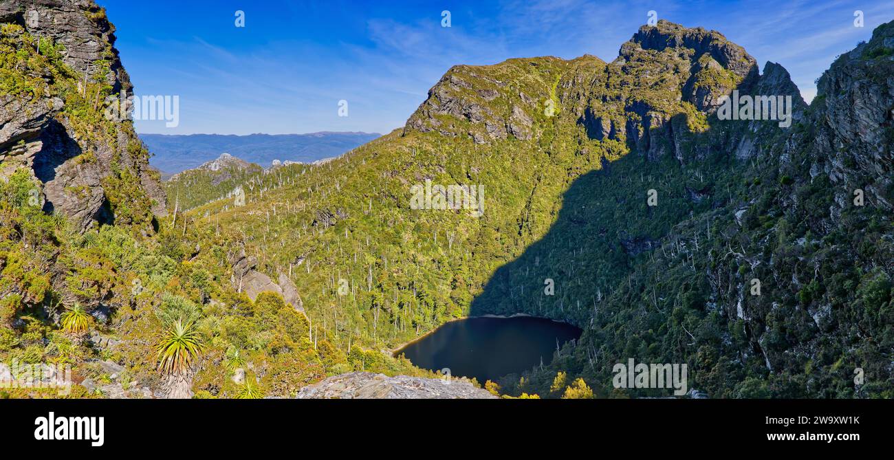 Blick auf den Lake Tahune Gletschersee tarn im Schatten vom Frenchmans Cap Summit Trail, Franklin-Gordon Wild Rivers National Park, Tasmanien, Australien Stockfoto