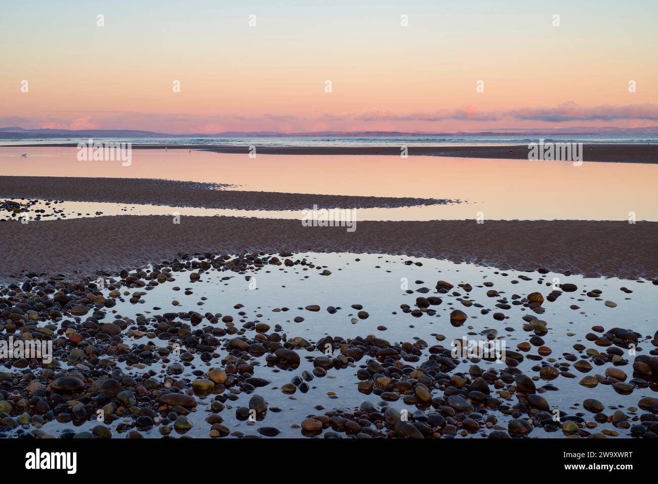 Winteraufgang über Findhorn Beach bei Ebbe. Findhorn, Morayshire, Schottland. Stockfoto