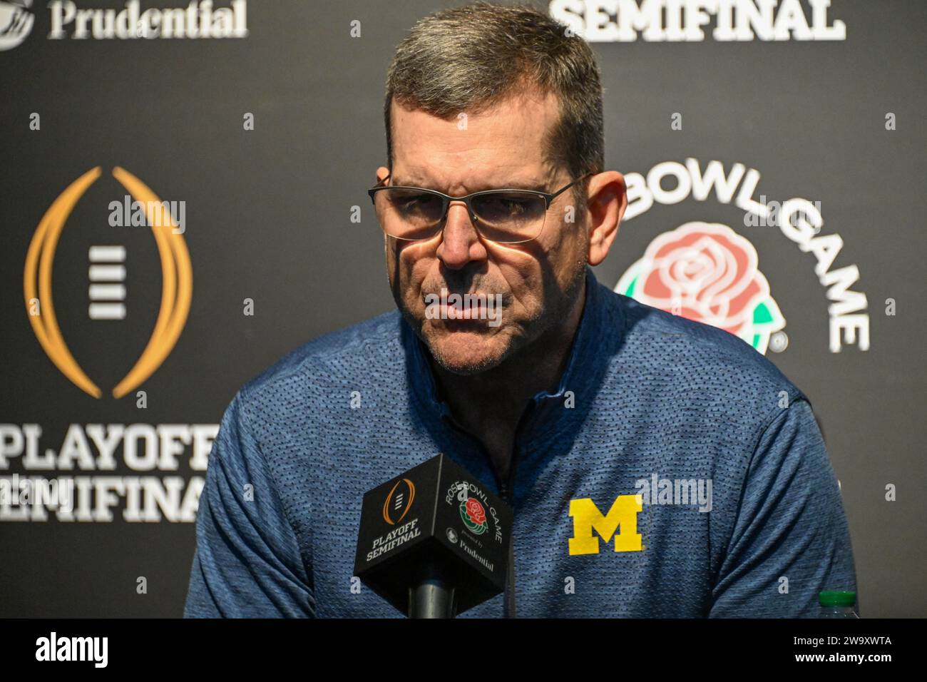 Jim Harbaugh, Cheftrainer von Michigan Wolverines, während des Rose Bowl Media Day, Samstag, 30. Dezember 2023, in Pasadena, Kalif. Stockfoto