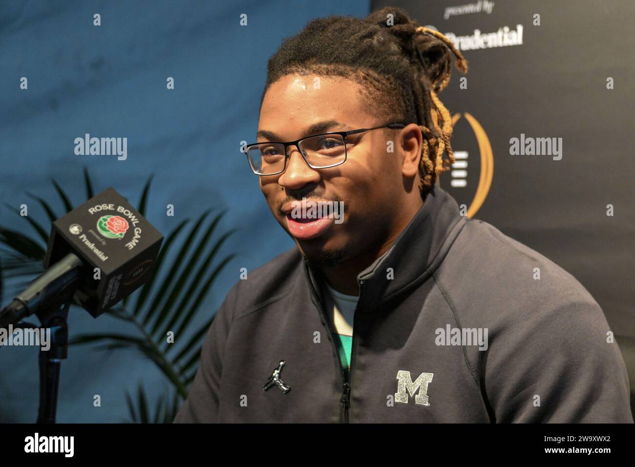 Michigan Wolverines Defensive Tackle Kris Jenkins während des Rose Bowl Media Day, Samstag, 30. Dezember 2023, in Pasadena, Kalif. Stockfoto