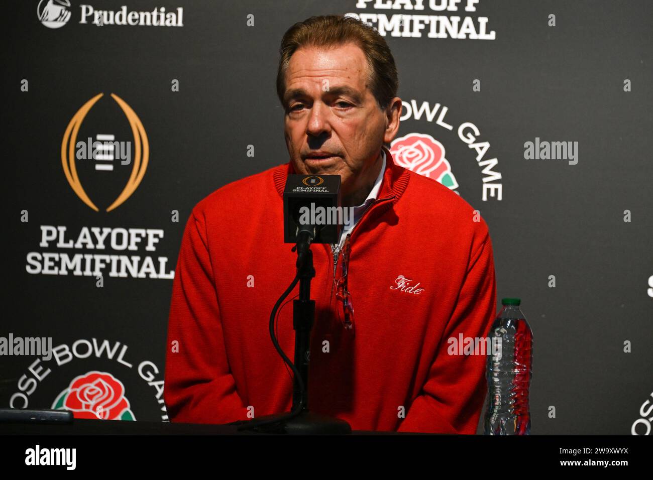 Alabama Crimson Tide Cheftrainer Nick Saban während des Rose Bowl Media Day, Samstag, 30. Dezember 2023, in Pasadena, Kalif. Stockfoto