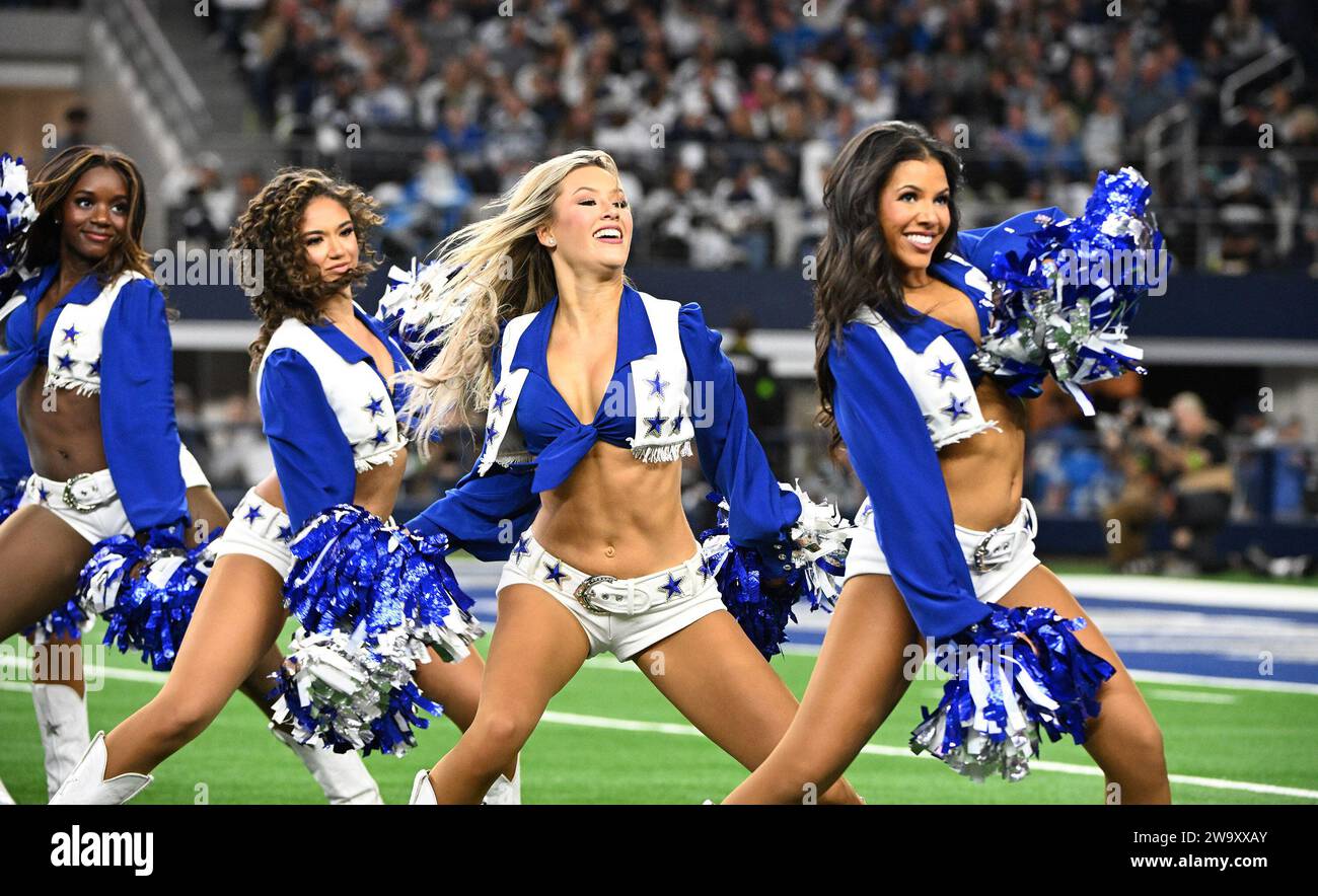 Arlington, Usa. Dezember 2023 30. Die Dallas Cowboys Cheerleader treten am Samstag, den 30. Dezember 2023, während der Detroit Lions im AT&T Stadium in Arlington, Texas, auf. Die Cowboys besiegten die Lions mit 20:19. Foto: Ian Halperin/UPI Credit: UPI/Alamy Live News Stockfoto