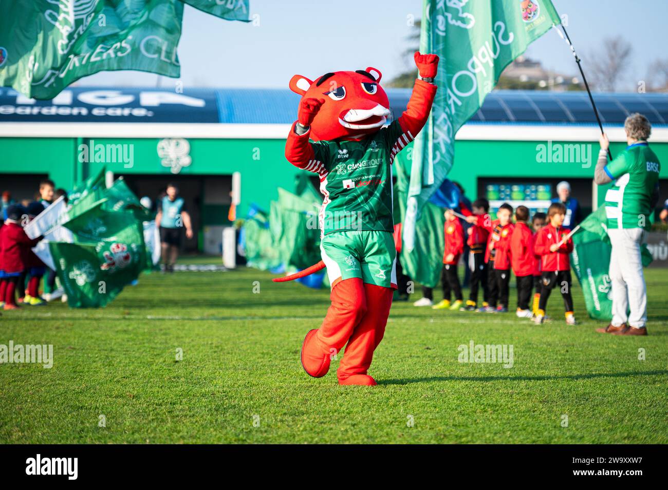 Treviso, Italien. Dezember 2023 30. Das Benetton Treviso Maskottchen wurde während der United Rugby Championship 2023/24 zwischen Benetton Treviso und Zebre Parma im Monigo Stadion gezeigt. Endrunde; Benetton Treviso 36 : 14 Zebre Parma. Quelle: SOPA Images Limited/Alamy Live News Stockfoto