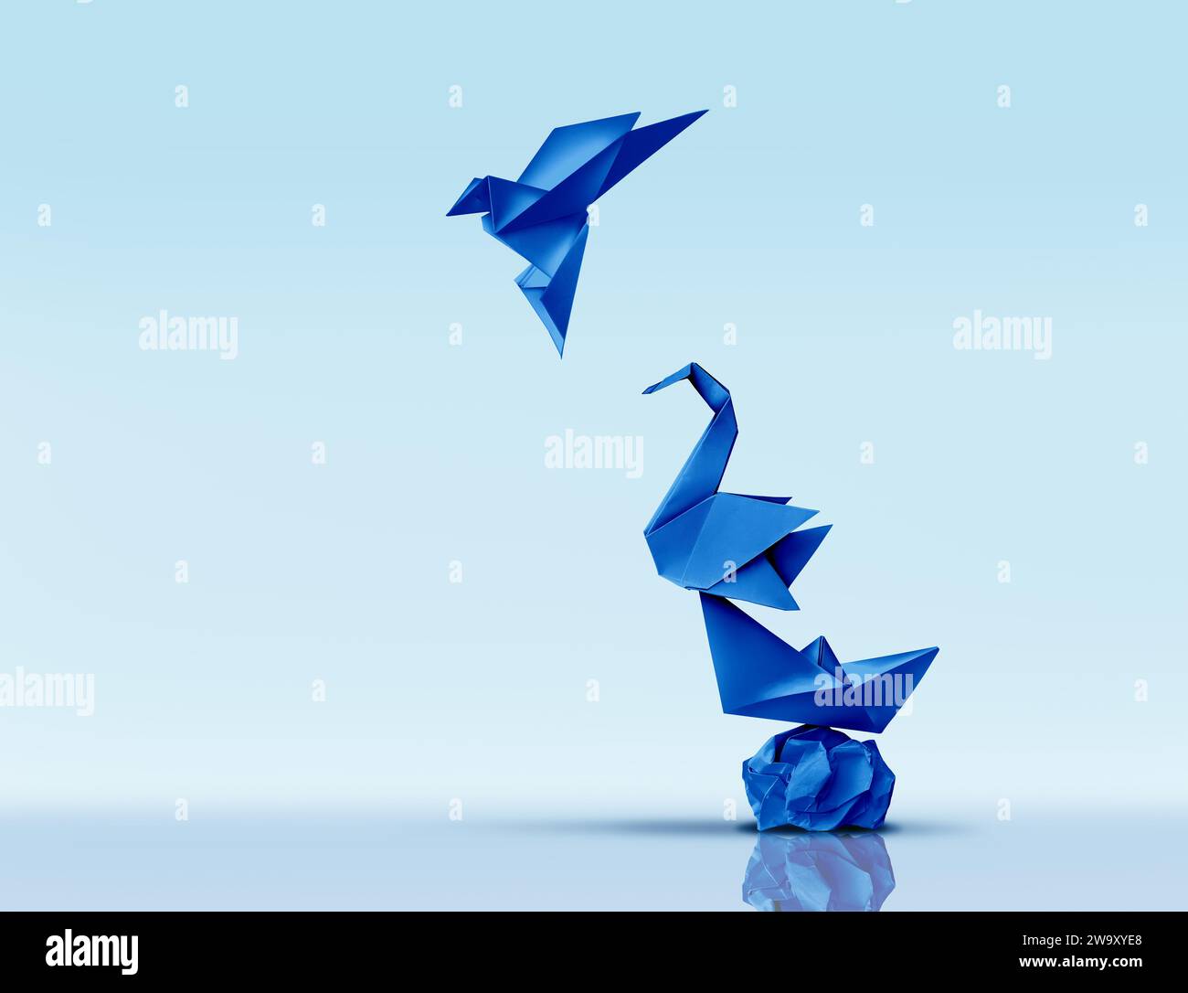 Das Streben nach Größe und Exzellenz oder das Klettern eines höheren Konzepts und das Aufsteigen auf neue Höhen Metapher als blaue Origami-Papierskulpturen wie Sy Stockfoto