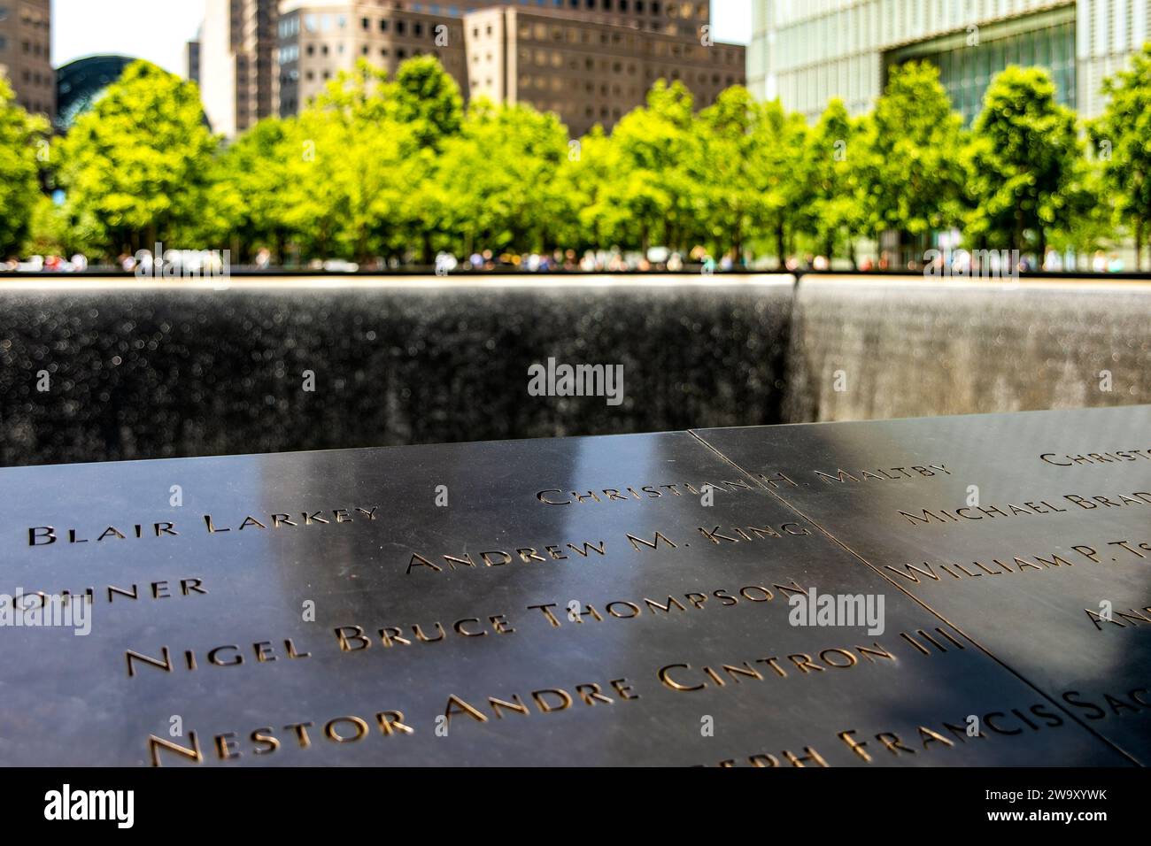 Wandgemälde und Wasserfall an der Stelle der Doppeltürme zu Ehren der Opfer des Terroranschlags vom 11. September in New York, USA. Stockfoto