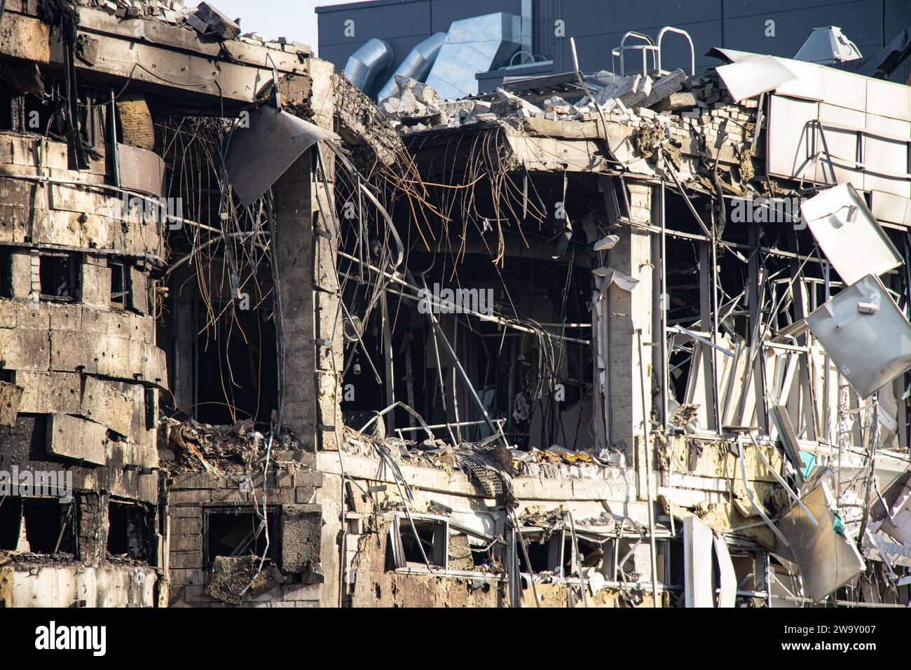 Ein Einkaufszentrum wurde von einer russischen Rakete in der Stadt Dnipro in der Ukraine während eines massiven Raketenangriffs auf die Ukraine am 29. Dezember in die Luft gesprengt Stockfoto