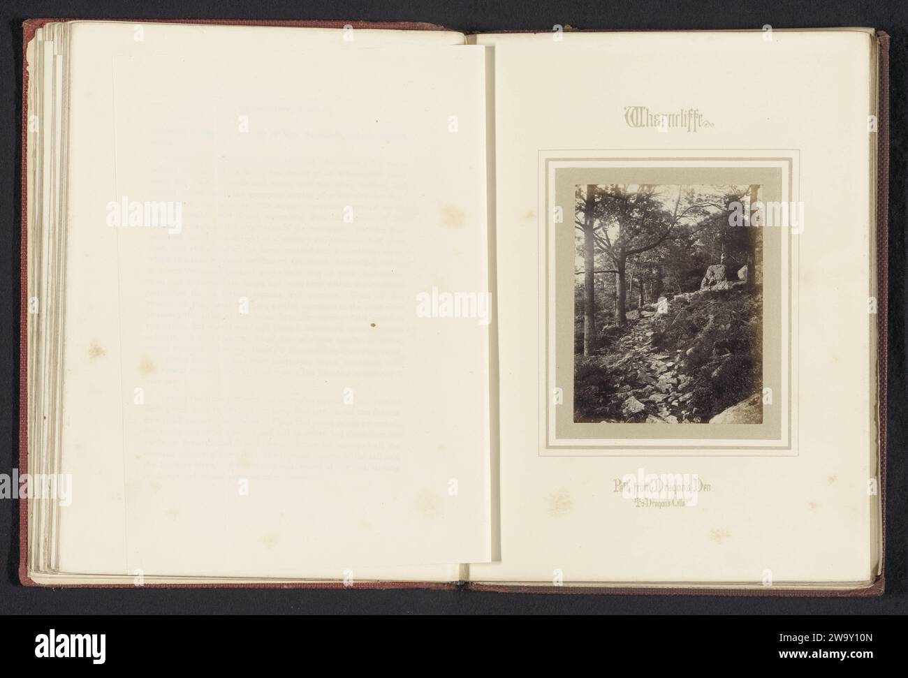 Pfad von Dragon's den zum Dragon's Keller, Theophilus Smith, ca. 1854 - in oder vor 1864 Foto Wharncliffe Crags fotografische Unterstützung Albumendruck Felsformationen. Straße, Pfad Stockfoto