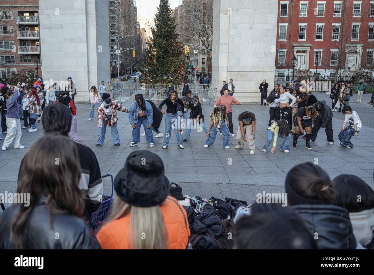 Die Leute sehen den Studenten beim Tanzen auf dem Campus zu. Die New York University (NYU) ist eine renommierte private Forschungsuniversität im Herzen von New York City, bekannt für ihr vielfältiges und dynamisches akademisches Umfeld. Die NYU blickt auf eine reiche Geschichte zurück, die bis ins Jahr 1831 zurückreicht und aus mehreren Schulen, Colleges und Instituten besteht, die eine breite Palette an Bachelor-, Graduiertenprogrammen und professionellen Programmen in verschiedenen Disziplinen wie Kunst, Wissenschaft, Wirtschaft, Recht und mehr anbieten. Der städtische Campus und globale Outreach-Initiativen bieten Studierenden beispiellose Möglichkeiten zur kulturellen Vertiefung, Forschung und Entwicklung Stockfoto