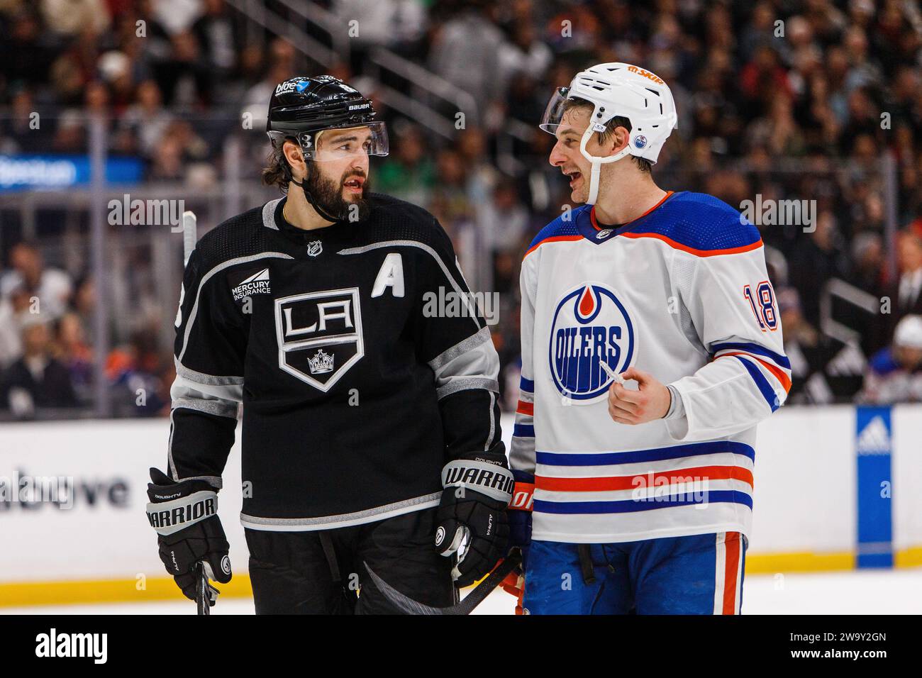 Los Angeles, Kalifornien, USA. Dezember 2023 30. DREW DOUGHTY von den Los Angeles Kings der NHL chatten mit ZACH HYMAN von den Edmonton Oilers während eines Spiels in der Crypto.com Arena in Los Angeles, Kalifornien am 30. Dezember 2023 (Credit Image: © Alex Cave/ZUMA Press Wire) NUR ZUR REDAKTIONELLEN VERWENDUNG! Nicht für kommerzielle ZWECKE! Stockfoto