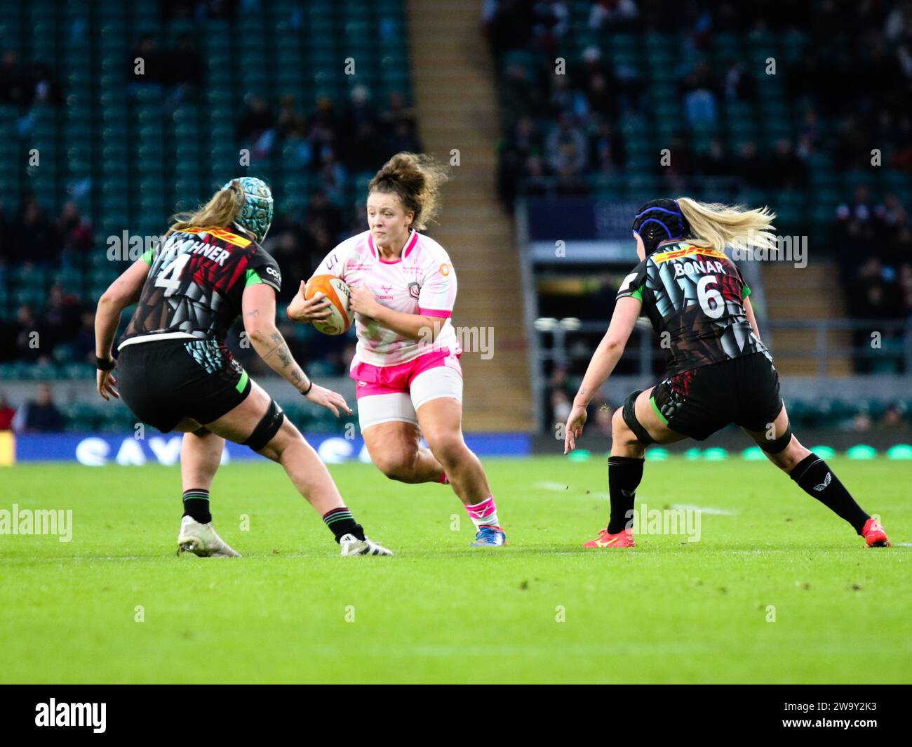 London, Großbritannien. Dezember 2023 30. London, England, Dezember 30 2023: Danelle Lochner (4 Harlequins), Lleucu George (10 Gloucester-Hartpury) und Sarah Bonner (6 Harlequins) im Spiel der Allianz Premiership Womens Rugby (Big Game 15) zwischen Harlequins und Gloucester-Hartpury im Twickenham Stadium in London, England. (Jay Patel/SPP) Credit: SPP Sport Press Photo. /Alamy Live News Stockfoto