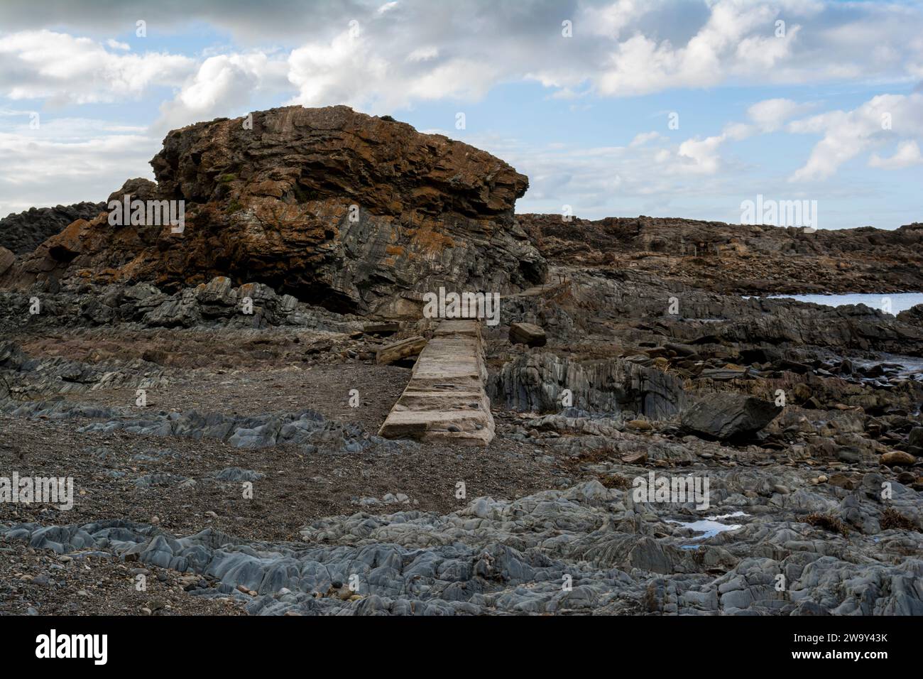 Interessante Felsformationen und Überreste der alten Felsen- und Zementwege in der Küstenstadt Second Valley, South Australia, ein beliebter Urlaub Stockfoto