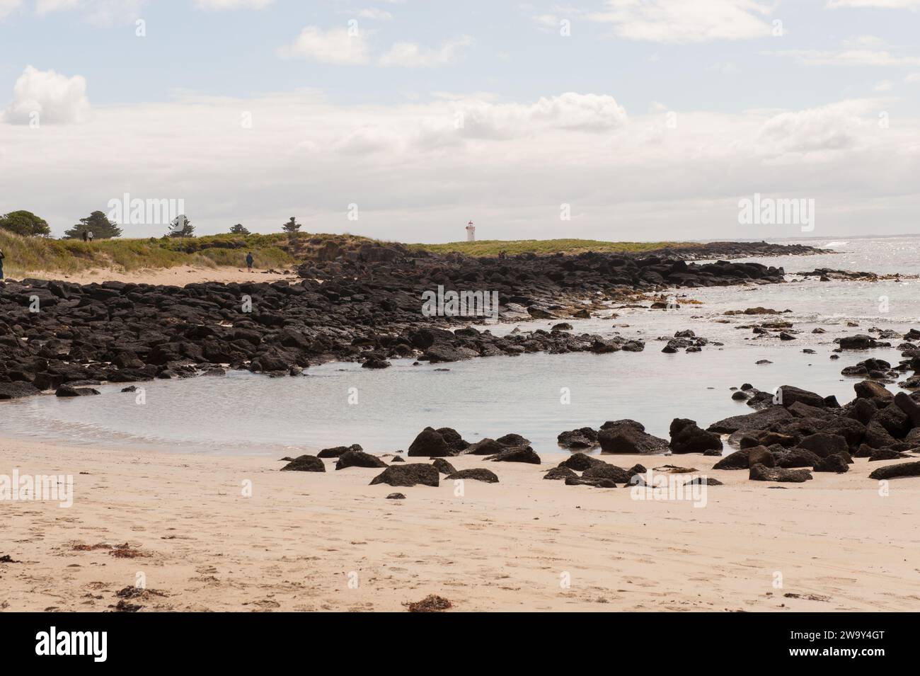 Malerische Landschaft einschließlich eines abgelegenen Leuchtturms von Griffiths Island Port Fairy Stockfoto