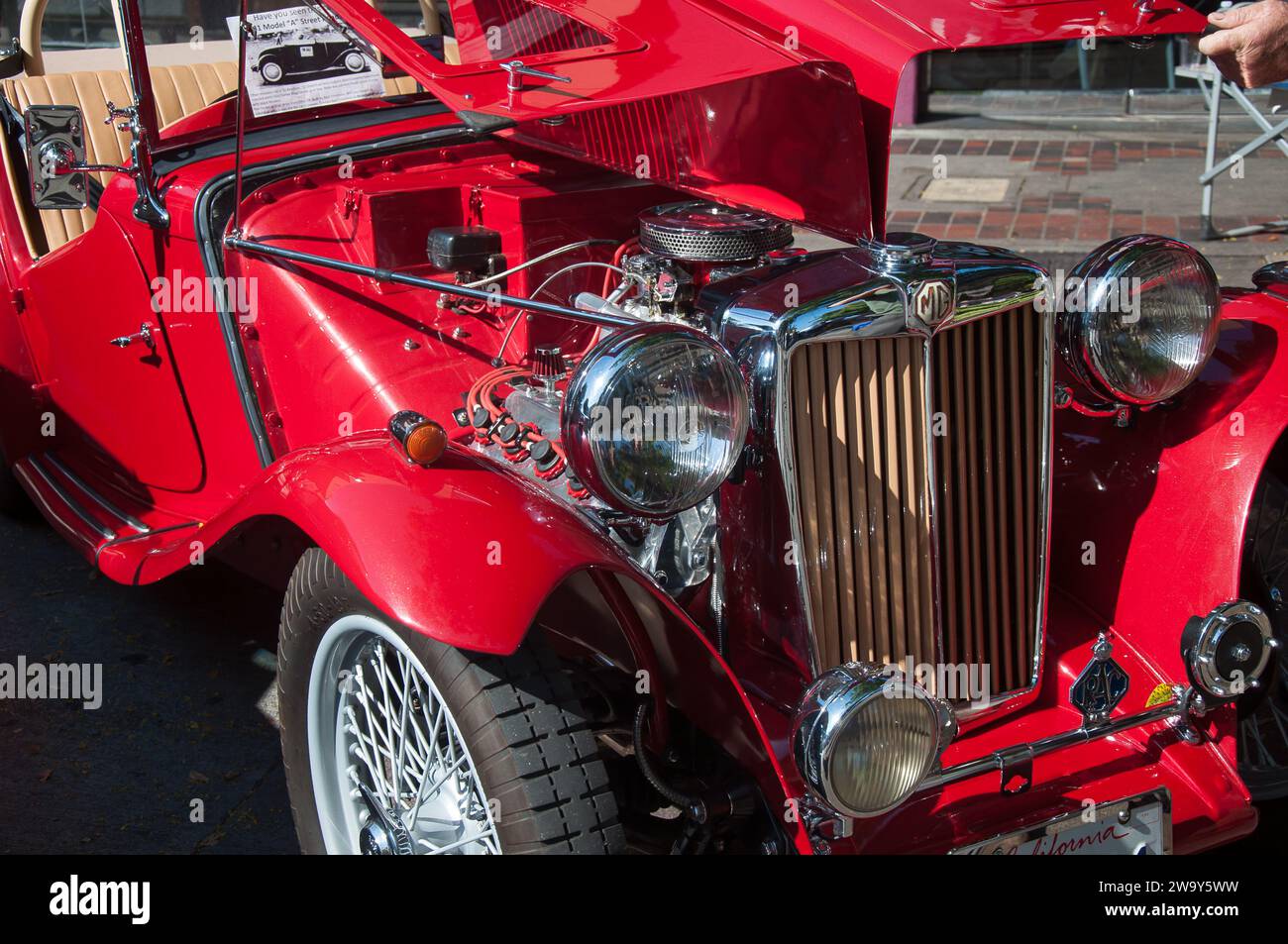 Burbank, Kalifornien, USA - 1. August 2015. Ein roter 1948 MG TC auf der Burbank CA Classic Car Show Stockfoto