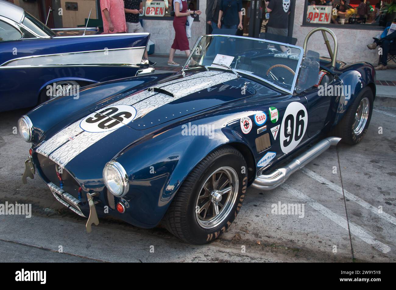 Burbank, Kalifornien, USA - 3. August 2019. Ein blauer Sportwagen von Shelby Cobra aus dem Jahr 1965 auf der Burbank CA Classic Car Show Stockfoto