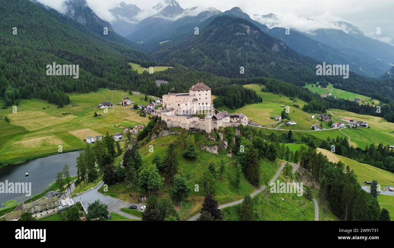 Drohnenfoto Schloss Tarasp, Schloss Tarasp Schweiz Europa Stockfoto