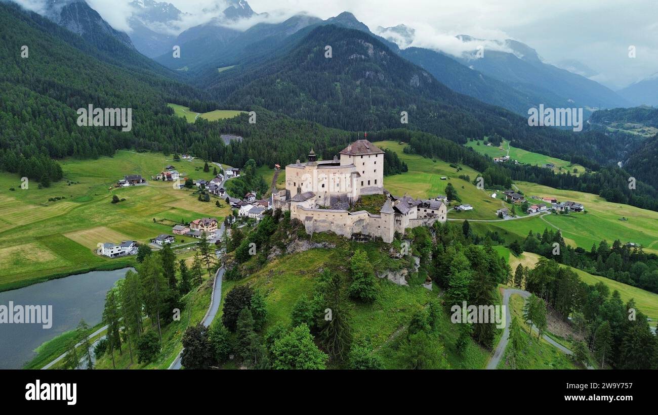 Drohnenfoto Schloss Tarasp, Schloss Tarasp Schweiz Europa Stockfoto