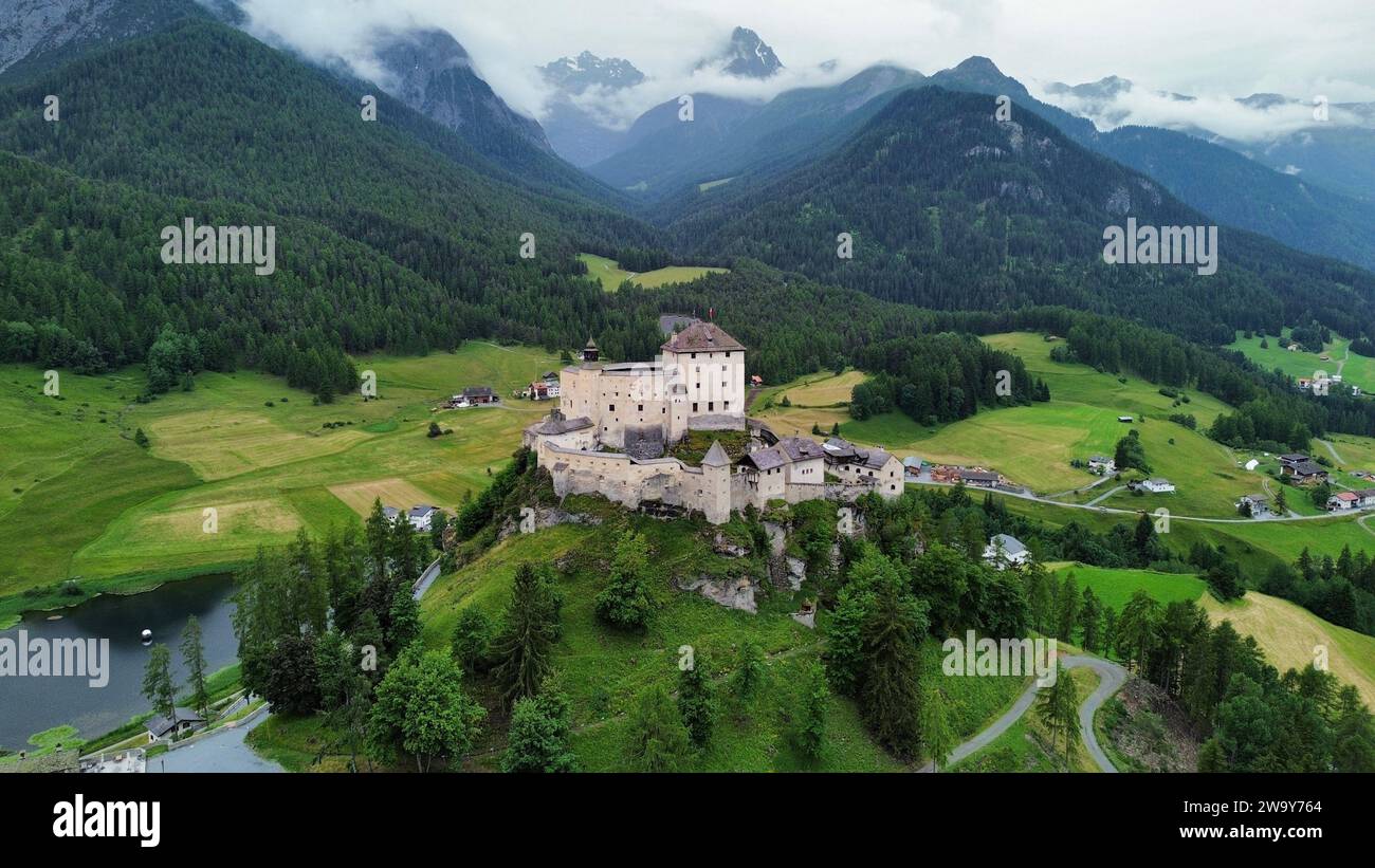 Drohnenfoto Schloss Tarasp, Schloss Tarasp Schweiz Europa Stockfoto