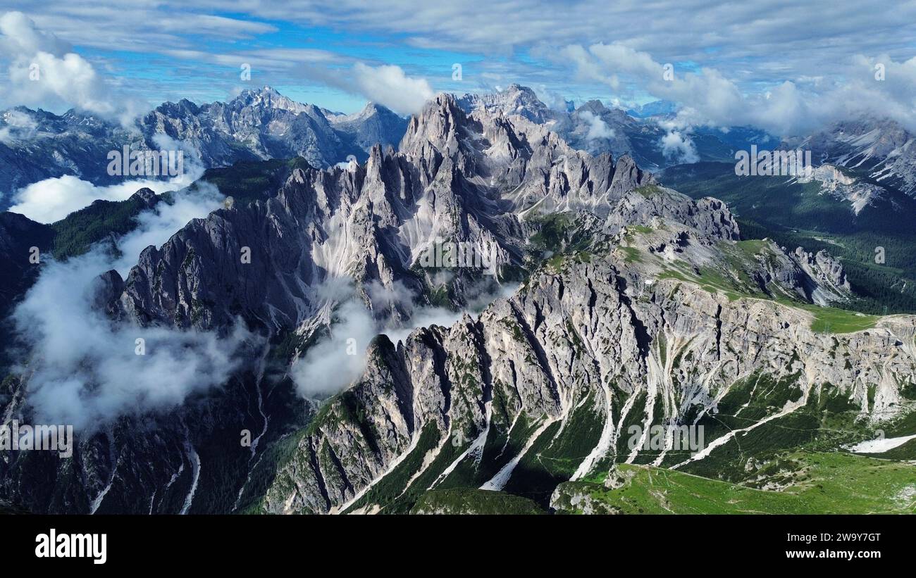 Drohnenansicht der ikonischen Berggipfel Tre Cime di Lavaredo in Auronzo di Cadore, Belluno, Dolomiten, Italien. Hochwinklige Berglandschaft. Stockfoto
