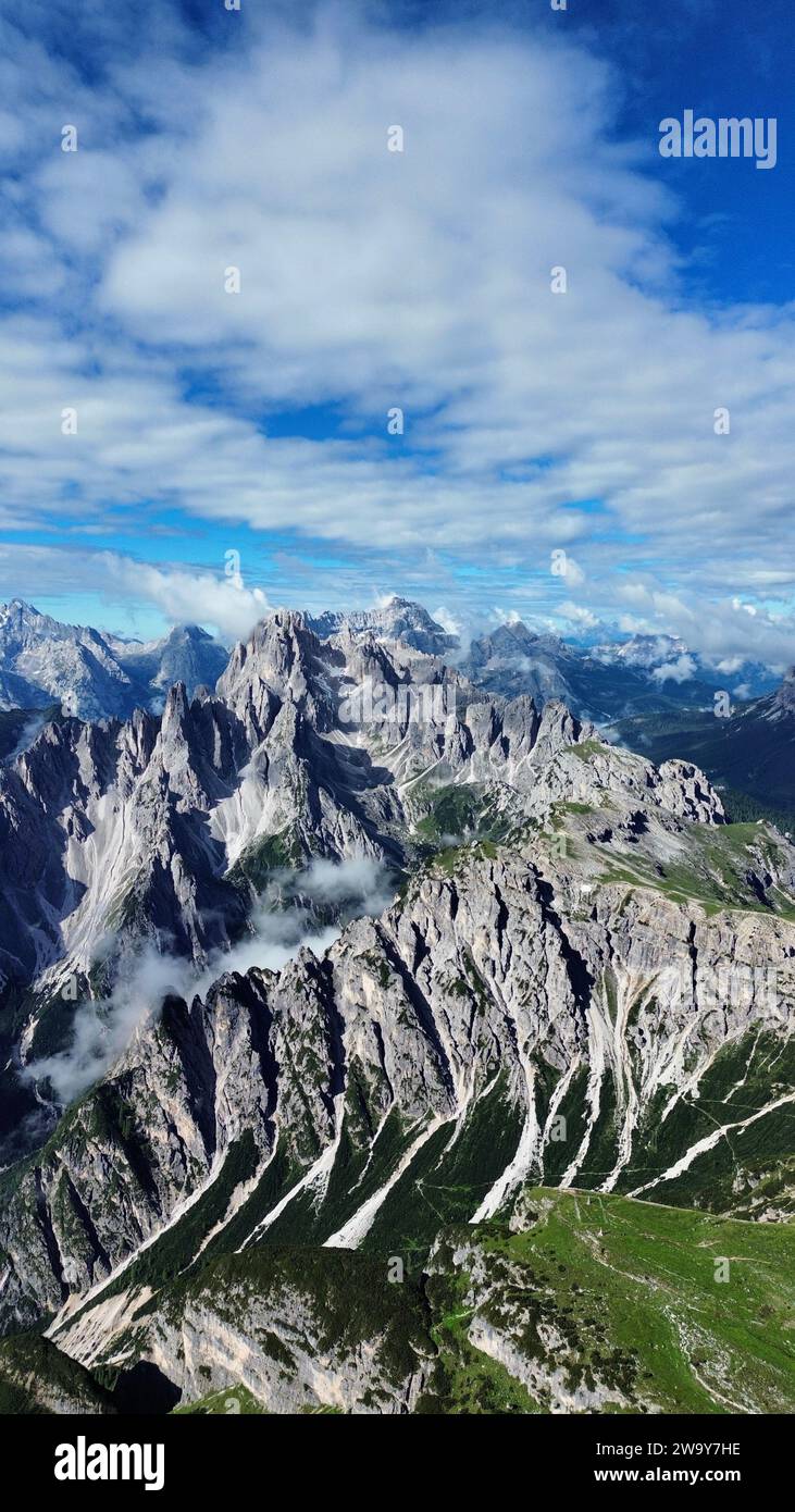 Drohnenansicht der ikonischen Berggipfel Tre Cime di Lavaredo in Auronzo di Cadore, Belluno, Dolomiten, Italien. Hochwinklige Berglandschaft. Stockfoto