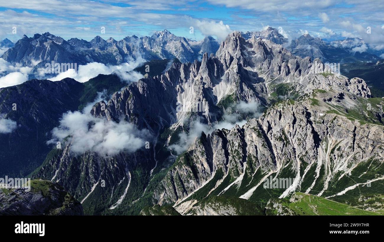 Drohnenansicht der ikonischen Berggipfel Tre Cime di Lavaredo in Auronzo di Cadore, Belluno, Dolomiten, Italien. Hochwinklige Berglandschaft. Stockfoto