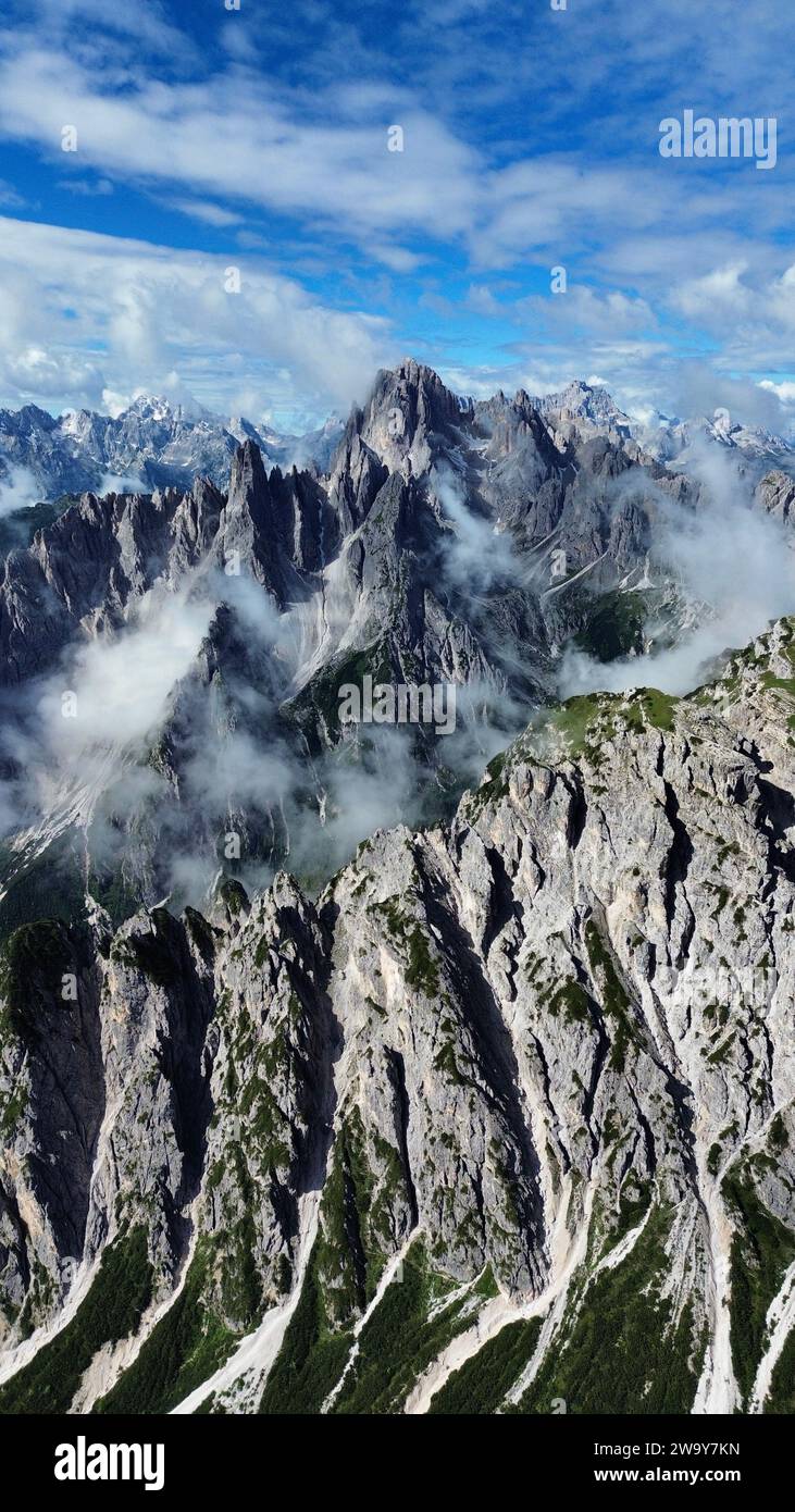 Drohnenansicht der ikonischen Berggipfel Tre Cime di Lavaredo in Auronzo di Cadore, Belluno, Dolomiten, Italien. Hochwinklige Berglandschaft. Stockfoto