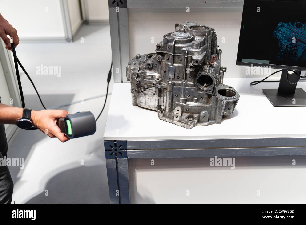 Der Techniker scannt die Details mit einem 3D-Scanner für Reverse Engineering. Stockfoto