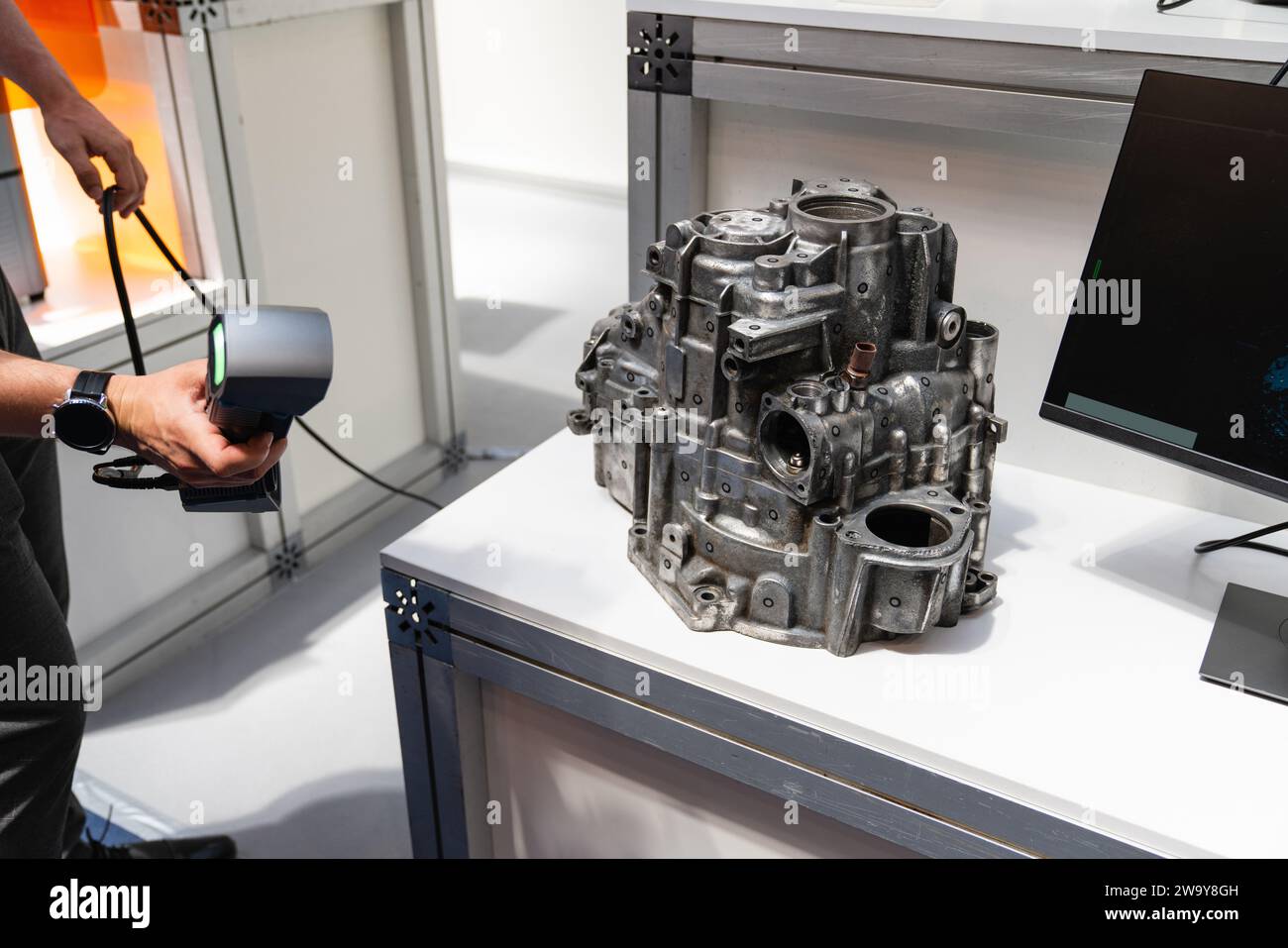 Der Techniker scannt die Details mit einem 3D-Scanner für Reverse Engineering. Stockfoto