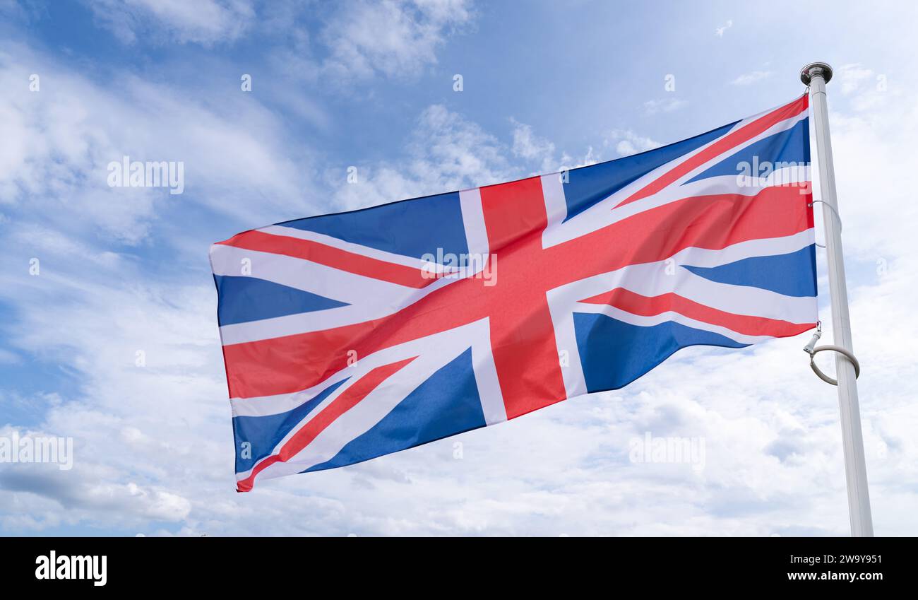 Britische Flagge flattert im Wind. Staatssymbol des Vereinigten Königreichs. Stockfoto