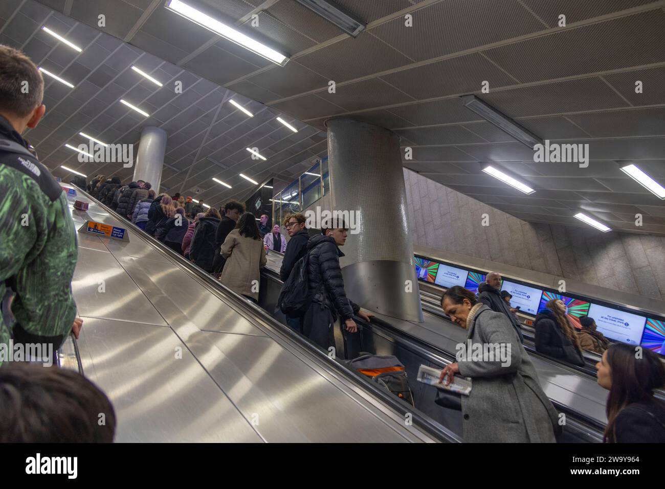 Überfüllte Rolltreppe, die Londoner U-Bahn, England, Großbritannien Stockfoto