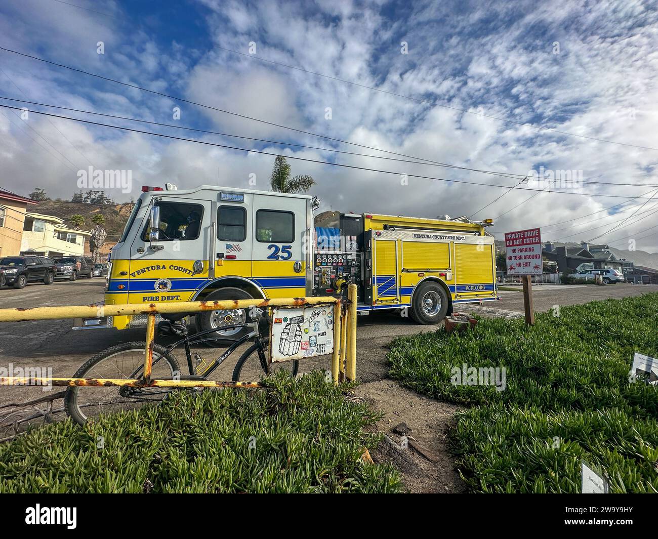 30. Dezember 2023, Santa Barbara/Ventura, Kalifornien, USA: Ventura County Fire Department Truck vor Seegras-Sukkulenten, am schönen Rincon Point, südlich von Carpinteria im Santa Barbara County und nördlich von Ventura, am 30. Dezember 2023. Monster, King Tides bringt dramatische Wellen in die Gegend, und Feuerwehrleute machen die Runde und schauen sich die beliebten Schwimm- und Surfgebiete entlang der Zentral-/Südküste an. (Kreditbild: © Amy Katz/ZUMA Press Wire) NUR REDAKTIONELLE VERWENDUNG! Nicht für kommerzielle ZWECKE! Stockfoto