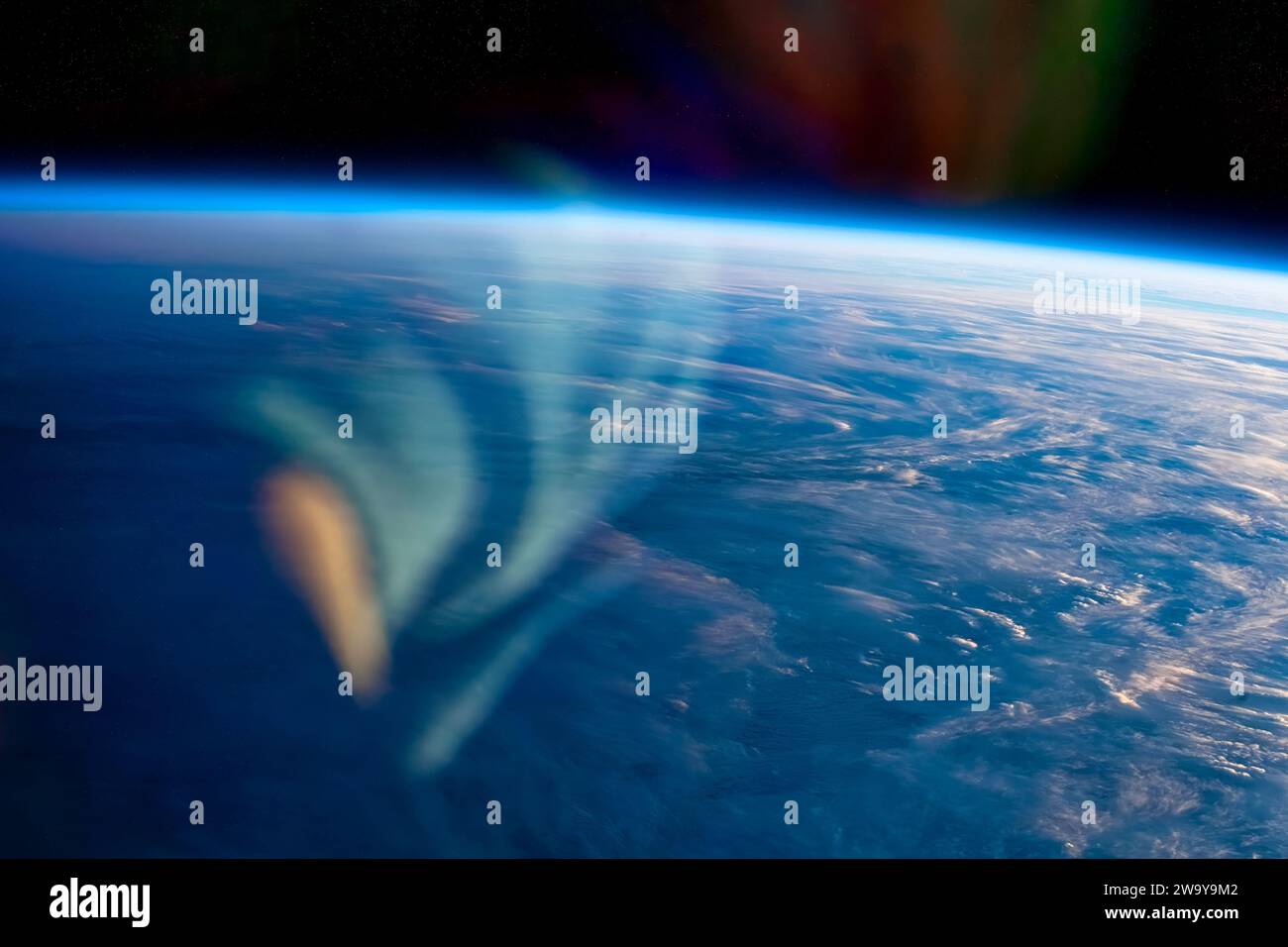 Linsenfackel und Planet Erde von der ISS. Digitale Verbesserung eines NASA-Bildes. Stockfoto
