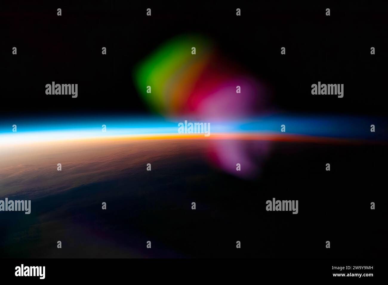 Linsenfackel und Planet Erde von der ISS. Digitale Verbesserung eines NASA-Bildes. Stockfoto
