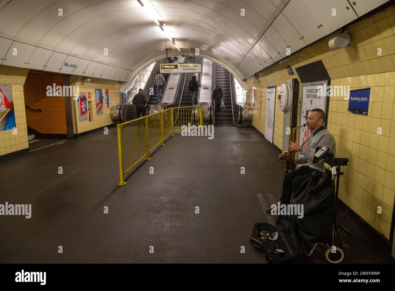Saxophon spielt Straßenmusiker, ohne jemanden in der Nähe, London Underground, Großbritannien Stockfoto