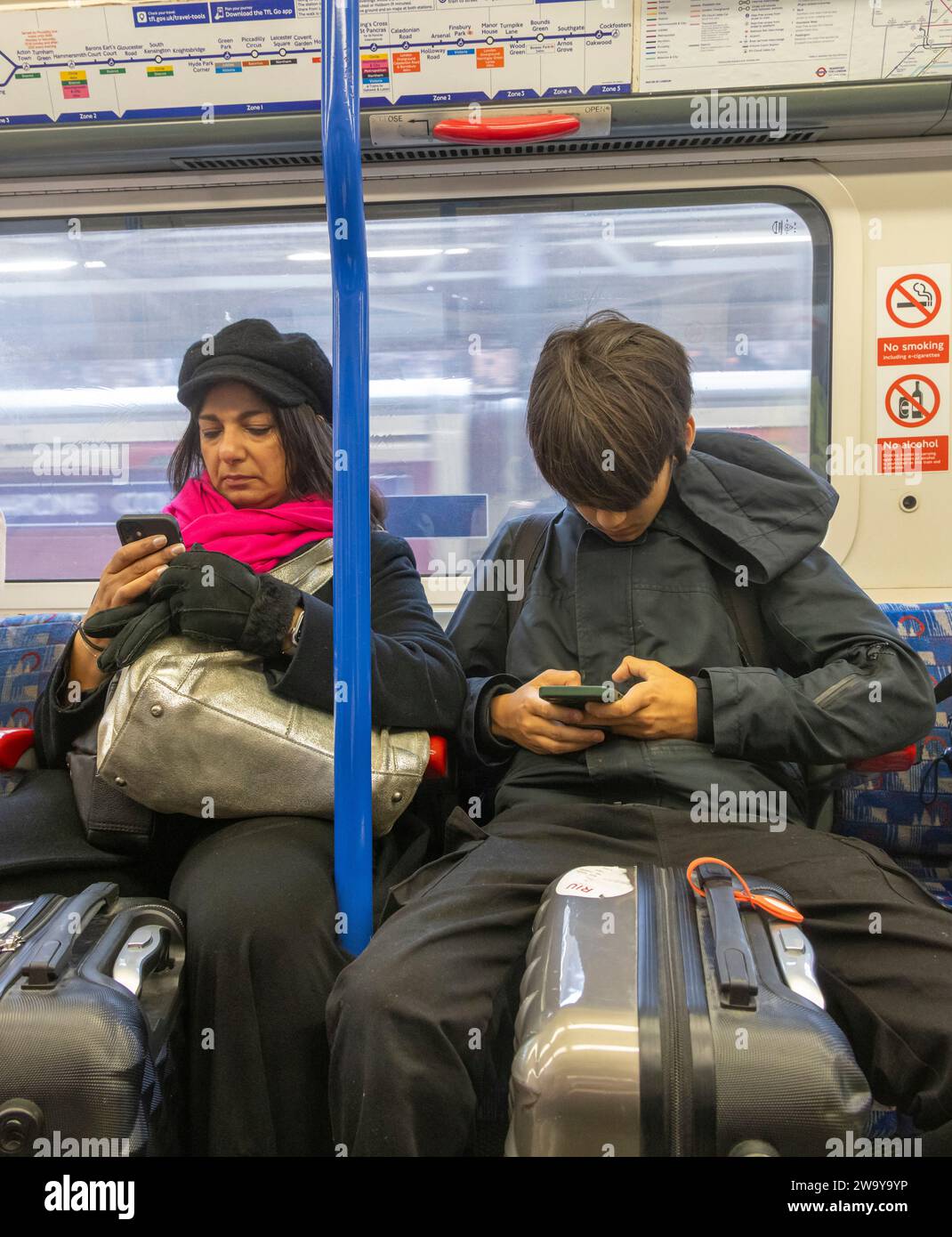 Passagiere auf der Londoner u-Bahn Stockfoto