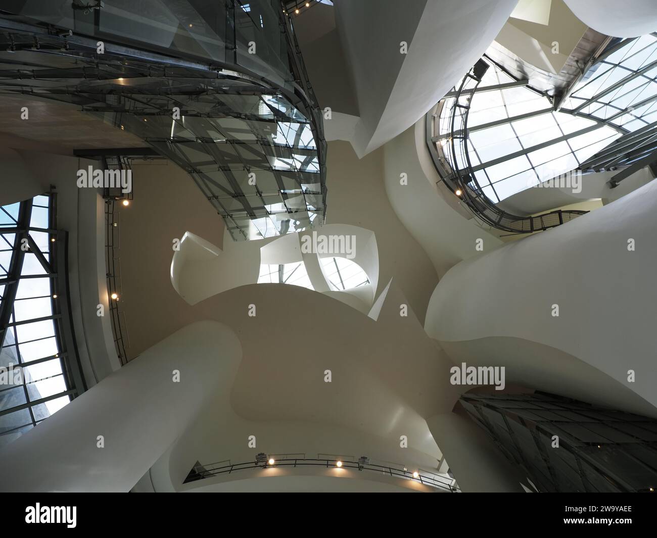 Gewölbe im guggenheim Museumsgebäude in der europäischen Stadt BILBAO in der Provinz Biskaya in SPANIEN an 2019 warmen, sonnigen Sommertagen im September. Stockfoto